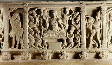 Relief, das einen sitzenden Buddha beim Predigen umgeben von Verehrern darstellt, Mathura-Schule